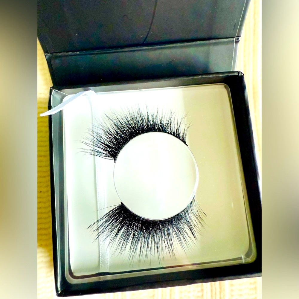 Discontinued Lilly Holographic 'It's Lit!' Dramatic Flare Lashes